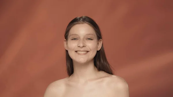 Portret Uśmiechniętej Młodej Kobiety Studiu Czerwonym Tle Koncepcja Naturalnego Piękna — Zdjęcie stockowe