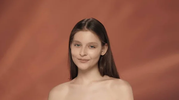 Porträt Einer Lächelnden Jungen Frau Studio Auf Rotem Hintergrund Großaufnahme — Stockfoto