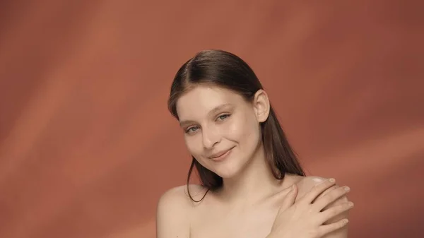 Uma Jovem Mulher Desfruta Sua Pele Lisa Sedosa Tocando Retrato — Fotografia de Stock