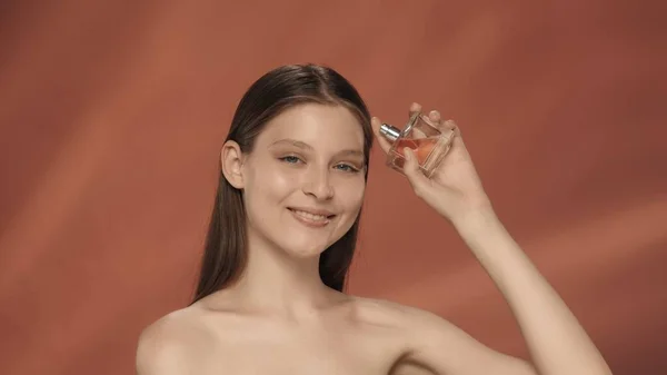 Retrato Una Mujer Con Una Botella Perfume Las Manos Cerca —  Fotos de Stock