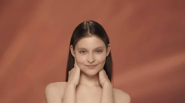 Ritratto Una Giovane Donna Seminuda Sorridente Studio Sfondo Rosso Vicino — Foto Stock