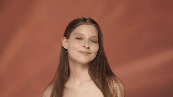 一个微笑的年轻女子的肖像在工作室的红色背景特写 自然美 护肤的概念 — 图库照片