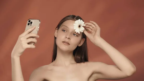 Uma Mulher Filma Vídeo Tira Uma Selfie Com Uma Flor — Fotografia de Stock
