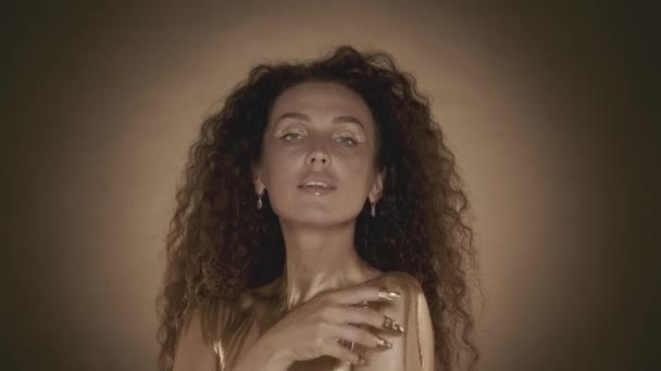 Genç Çekici Bir Kadının Kameraya Bakıp Dudaklarına Dokunuşunun Videosunu Çek — Stok video