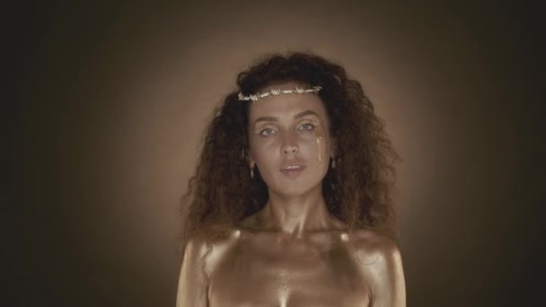 Zamknij Film Młodej Atrakcyjnej Kobiety Patrzącej Kamerę Złotą Łzą Policzku — Wideo stockowe