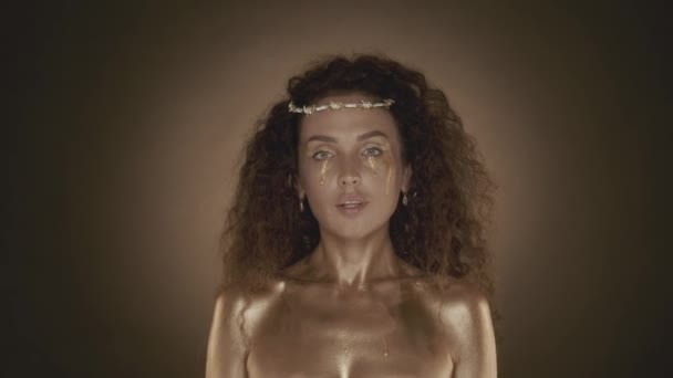 Zamknij Film Młodej Atrakcyjnej Kobiety Patrzącej Kamerę Złotymi Łzami Policzkach — Wideo stockowe