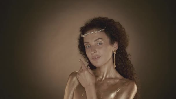 Nærbilde Video Ung Attraktiv Kvinne Som Ser Kameraet Berører Ansiktet – stockvideo