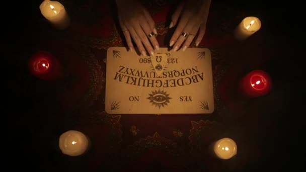 마법의 상단보기 테이블에 닫습니다 유령의 메시지를 게임을 오컬트 점성술 — 비디오