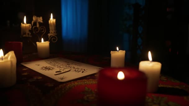 아파트에서 마법의 테이블에 보드의 닫습니다 주위에 누군가 촛불을 터뜨렸어요 오컬트 — 비디오