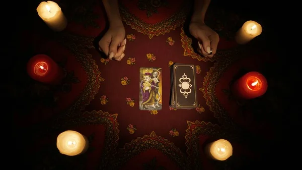 장면입니다 테이블에 갑판에서 하나의 카드를 선택하는 여자의 닫습니다 에스테르 점성술 — 스톡 사진