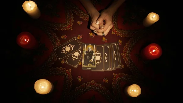 Falcı Seansı Sahnesi Bir Kadın Elinin Masaya Tarot Kartlarından Bir — Stok fotoğraf