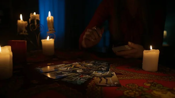Közelkép Asztalról Szobában Előveszi Kártyákat Pakliból Leteszi Őket Asztalra Egy — Stock Fotó
