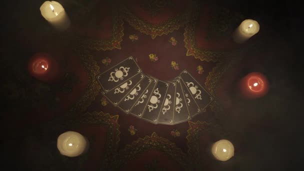 Falcı Seansı Sahnesi Üst Manzara Masanın Üzerinde Duran Tarot Kartlarından — Stok video