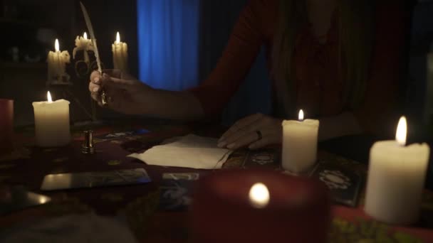 Nahaufnahme Eines Tisches Mit Vielen Kerzen Und Tarotkarten Frau Modell — Stockvideo