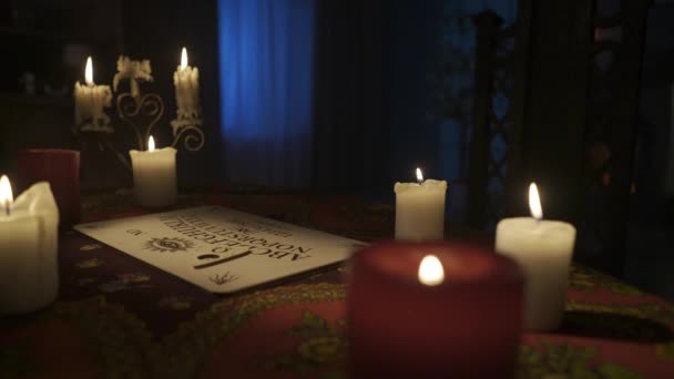 Magische Session Szene Der Wohnung Nahaufnahme Eines Spirituellen Brettes Auf — Stockvideo