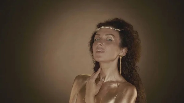 Genç Çekici Bir Kadının Kameraya Bakıp Boynuna Dokunuşunu Yakından Çek — Stok fotoğraf
