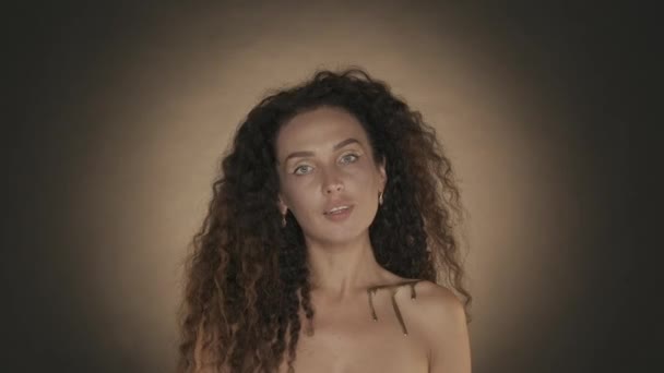 Zamknij Film Młodej Atrakcyjnej Kobiety Nieśmiało Patrząc Aparat Uśmiechnięty Złoty — Wideo stockowe