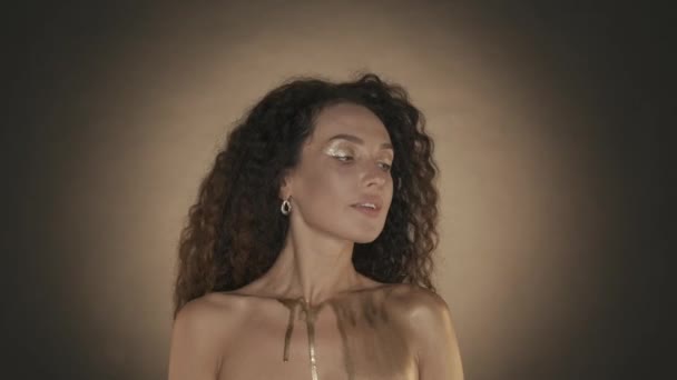 Çekici Bir Kadının Utangaç Bir Şekilde Kameraya Altın Makyaja Aksesuarlara — Stok video