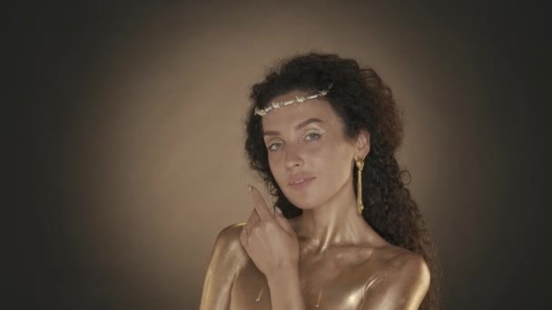 Genç Çekici Bir Kadının Kameraya Bakıp Yüzüne Dokunduğu Videoyu Kapat — Stok video