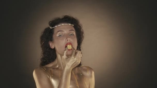 Zamknij Film Młodej Atrakcyjnej Kobiety Patrzącej Kamerę Jedzącej Cukierki Złoty — Wideo stockowe