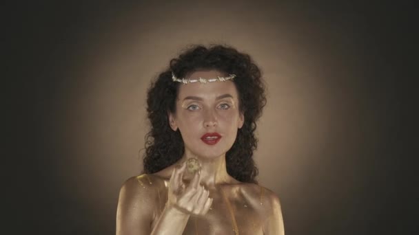 Zamknij Film Młodej Atrakcyjnej Kobiety Patrzącej Kamerę Jedzącej Truskawki Złoty — Wideo stockowe