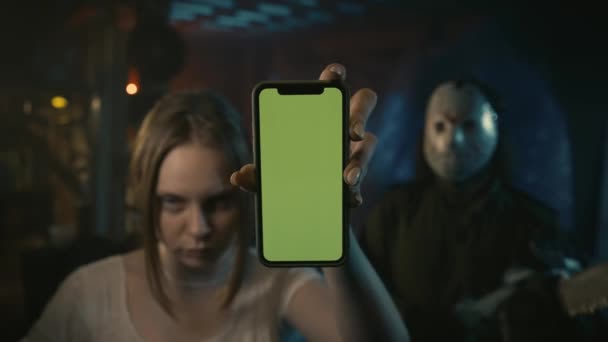 Chica Víctima Del Maniático Del Horror Pie Mostrando Teléfono Inteligente — Vídeos de Stock