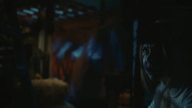 Korku filmi sahnesi. Yakın çekim, kadın yüzüne odaklan. Korkak sarışın manken, eski depodaki varilin arkasında saklanan korkunç manyağın kurbanı. Elektrikli testereli bir adam etrafta dolaşıyor, bakıyor.
