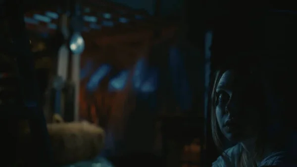 Korku Filmi Sahnesi Yakın Çekim Kadın Yüzüne Odaklan Depodaki Varilin — Stok fotoğraf