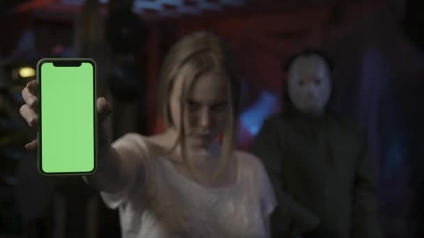 Chica Víctima Del Maniático Del Horror Pie Sosteniendo Teléfono Inteligente — Vídeos de Stock