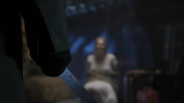 Scena Horrorów Strzał Bliska Skup Się Człowieku Nożem Tle Blondynka — Wideo stockowe