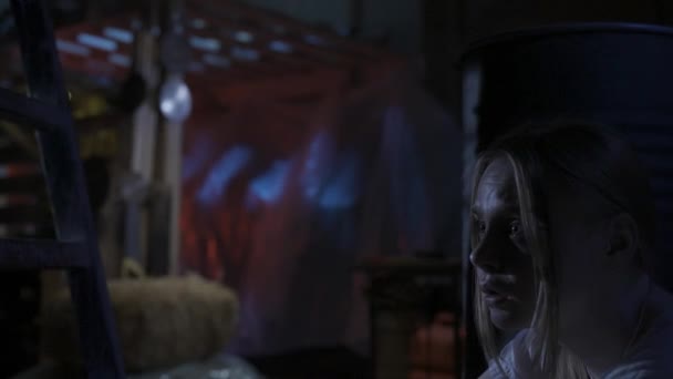Horrorfilmszene Nahaufnahme Fokus Auf Weibliches Gesicht Verängstigtes Blondes Model Opfer — Stockvideo