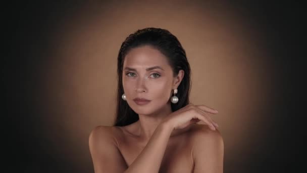 Portret Pięknej Brunetki Zamknij Studio Zdjęcia Dorosłej Modelki Makijażem Perłowymi — Wideo stockowe