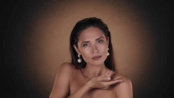Портрет Привлекательной Женщины Закрыть Снимок Женщины Модели Макияжем Прической Женщина — стоковое видео