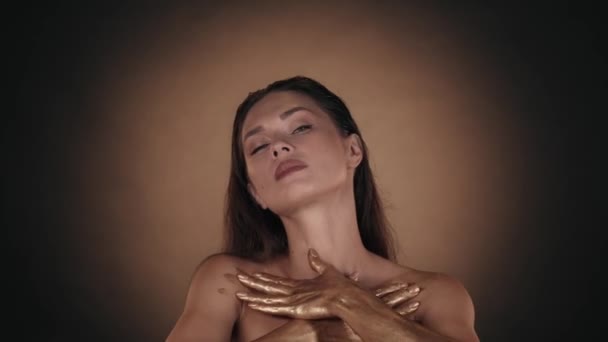 Parlak Makyajlı Güzel Bir Kadının Portresi Kadın Modelin Boynuna Göğüs — Stok video