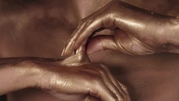 Närbild Bild Kvinnlig Modell Kropp Och Händer Täckt Med Guld — Stockvideo
