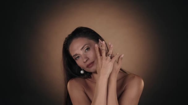 Porträt Der Schönen Brünetten Frau Nahaufnahme Eines Weiblichen Models Mit — Stockvideo