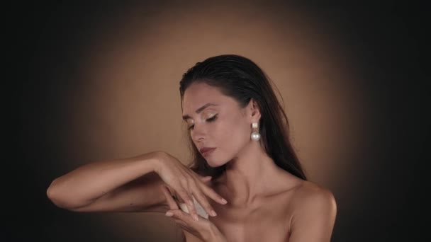 Potret Wanita Berambut Cokelat Yang Menarik Menutup Studio Gambar Model — Stok Video