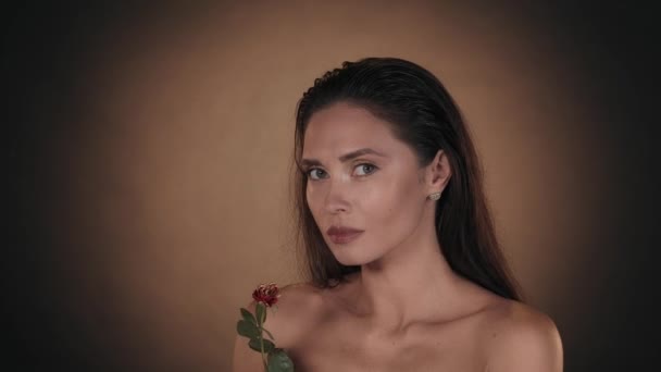 Portret Atrakcyjnej Brunetki Zbliż Zdjęcie Modelki Trzymającej Kwiat Róży Nakładającej — Wideo stockowe