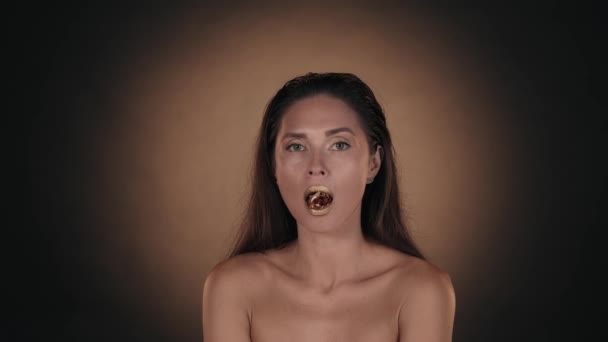 Retrato Mujer Morena Primer Plano Estudio Modelo Femenina Con Maquillaje — Vídeos de Stock