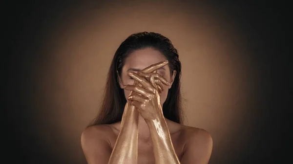 Güzel Bir Kadının Portresi Parlak Makyajlı Ellerine Altın Rengi Boya — Stok fotoğraf