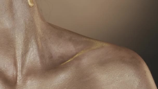 Nahaufnahme Einer Weiblichen Modell Schulter Und Schlüsselbeinbereich Mit Goldschimmer Bedeckt — Stockvideo