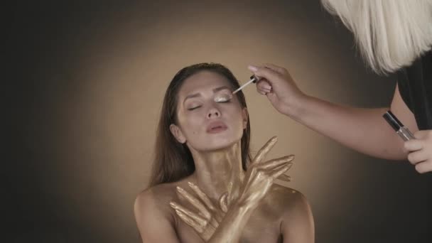 Çekici Beyaz Esmer Bir Kadının Portresi Makyaj Asistanı Göz Farı — Stok video