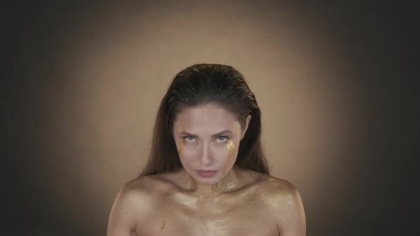 Portret Pięknej Brunetki Zbliżenie Ujęcia Modelki Długimi Włosami Łzami Złotej — Wideo stockowe
