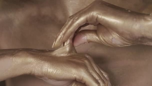 Крупним Планом Знімок Жіночого Модельного Тіла Рук Покритих Золотим Мерехтінням — стокове відео
