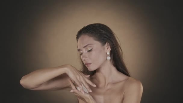Portret Atrakcyjnej Brunetki Zbliż Zdjęcie Modelki Perłowymi Kolczykami Trzymającej Biały — Wideo stockowe