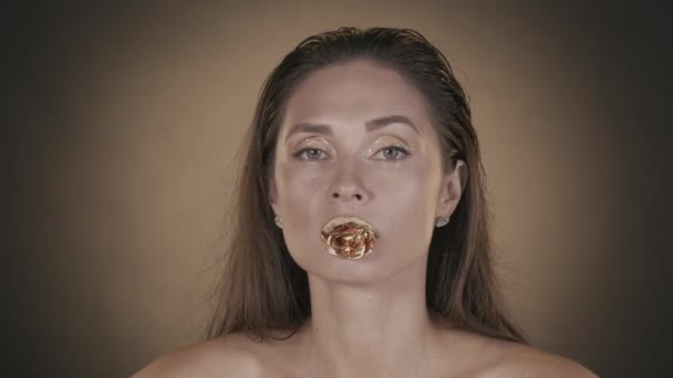 Portret Brunetki Zbliżenie Studio Strzał Kobiety Modelu Makijażu Fryzury Trzymając — Wideo stockowe