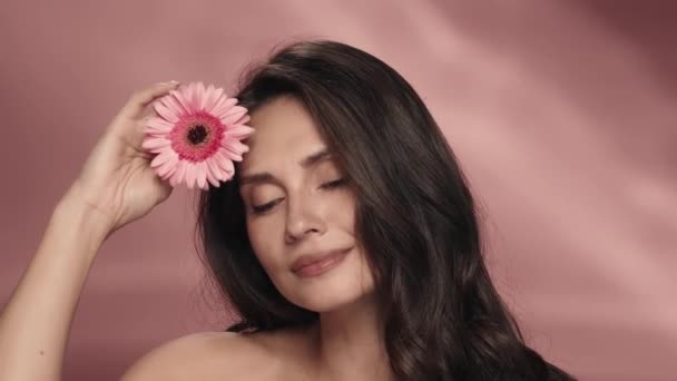 Woman Runs Gerbera Flower Her Perfect Skin Portrait Woman Gerbera — Stock Video