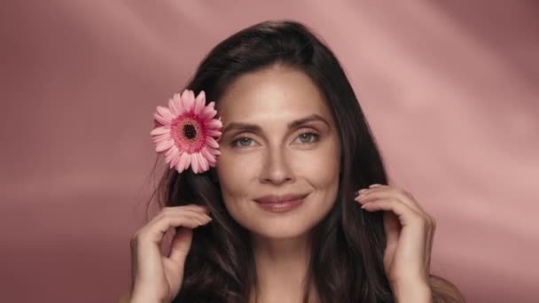 Woman Enjoys Her Hair Touching Portrait Woman Gerbera Flower Her — Stock Video