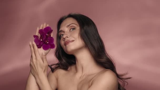 Kobieta Lubi Aksamitność Miękkość Skóry Rąk Studio Różowym Tle Nasieniowłosa — Wideo stockowe