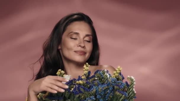 Woman Bouquet Fresh Wild Flowers Seminude Woman Studio Pink Background — Stock Video